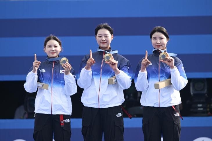 올림픽 10연패 핸드사인을 보이는 여자 리커브 단체